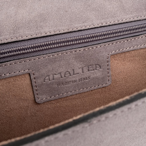  La Tremenda Amaltea Pochette|Colore:Grigio suede - Logo Argento